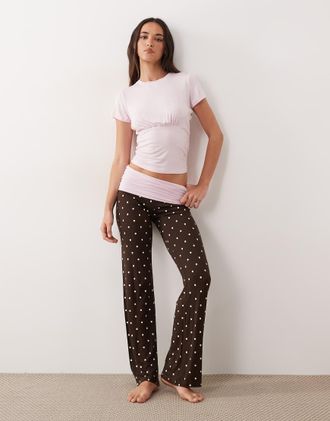 Cotton On Pigiama con T-shirt morbida e pantaloni con risvolto rosa e marrone a pois-Multi