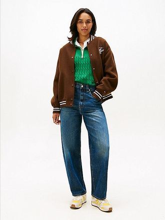 Tommy Hilfiger Vaqueros de tiro medio y corte de barril con pernera c&oacute;nica