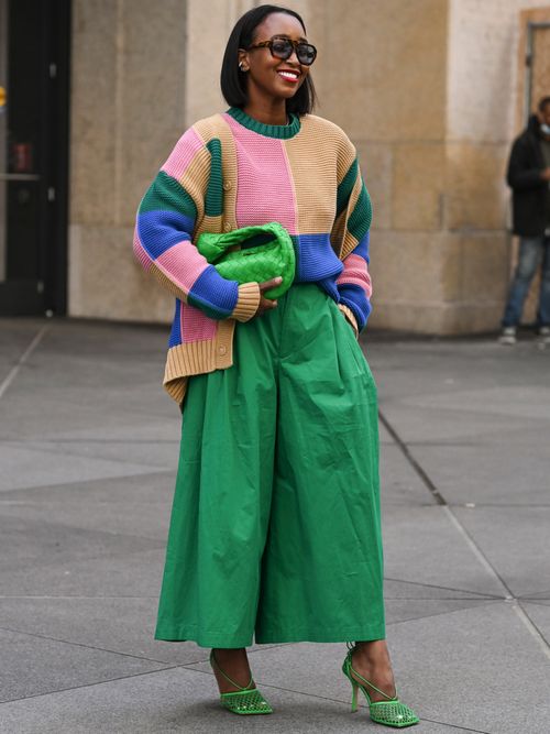 Eine Influencerin trägt ein knallfarbiges Colorblocking Outfit in New York