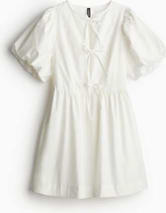 H&M Kleid mit Puffärmeln und Bindedetail - White