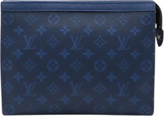 Louis Vuitton Pre-owned Clutches, male, Blue, Size: ONE SIZE Pre-owned Pochette Voyage MM Taiga Monogram Clutch Bag