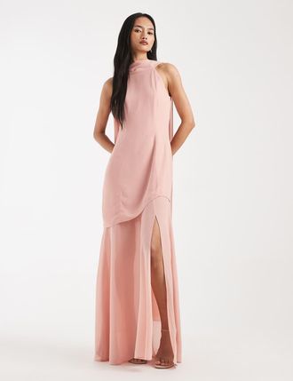 Tfnc Livana - Vestito lungo da damigella rosa con dettaglio a mantella e gonna in chiffon trasparente