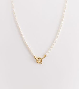 Abbott Lyon Collana con perle e dettaglio a T in acciaio inossidabile placcato oro 18k
