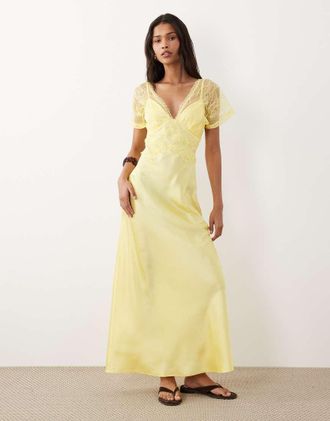 Asos Vestito lungo in raso giallo tenue con scollo a V e dettagli in pizzo-Marrone