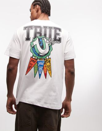 True Religion T-shirt bianco ottico con stampa di gagliardetti
