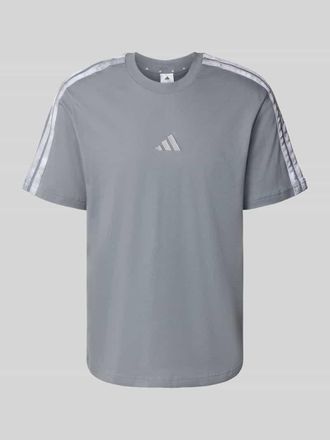adidas T-Shirt mit Logo und Rundhalsausschnitt in Mittelgrau, Gr&ouml;&szlig;e S
