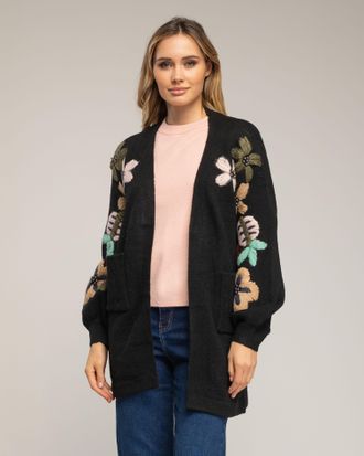 Tantra Lang gebreid vest met geborduurde bloemen op de mouwen en steekzakken aan de voorkant