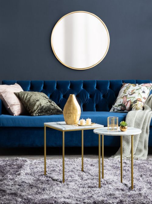 Ein blaues Samtsofa im Tuxedo Stil