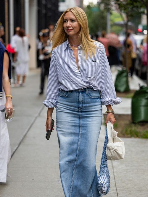 Lisa Aiken trägt eine gestreifte Bluse mit langem Jeansrock auf der New York Fashion Week.