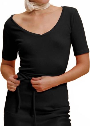 Cali Dreaming V Neck Tee In Black