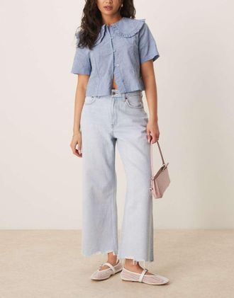 Abercrombie & Fitch Curve Love - Jeans taglio corto a fondo ampio e vita alta lavaggio candeggiato-Blu