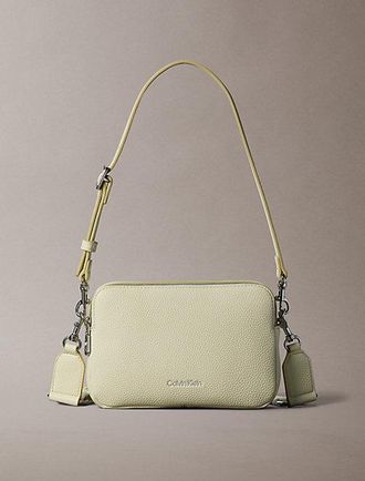 Calvin Klein Bolso bandolera tipo c&aacute;mara con logo y 2 correas