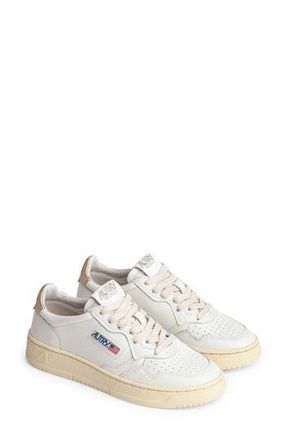 Autry Medalist Low Sneaker in Leat/leat Wht/gold at Nordstrom Rack, Size 10Us / 40Eu