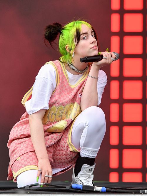 Billie Eilish in einem Sportoutfit von Gucci.