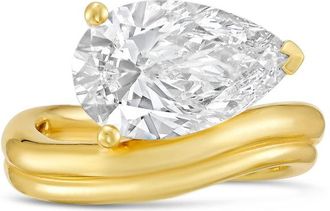 Diana M. Jewels 18kt Yellow Gold Lab grown 12.00 ct pear cut diamond ring with a wavy band