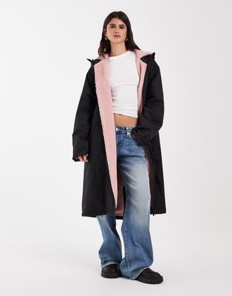 Asos spolverino lungo nero con fodera in pile borg rosa