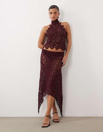 Lioness Trophy Co-ords in pizzo trasparente con dettagli floreali intricati e gonna asimmetrica bordeaux-Rosso