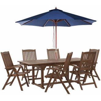 Beliani Set da giardino con 6 sedie in legno di acacia marrone scuro e ombrellone blu Amantea