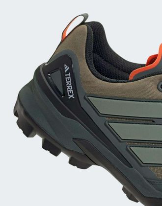 adidas adidas Performance Terrex skychaser Gore-Tex sneakers da trekking in kaki e marrone-Verde