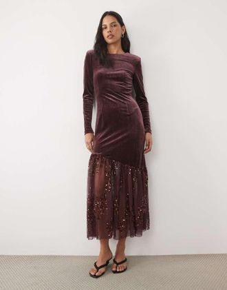 Vero Moda vestito lungo in velluto a maniche lunghe con orlo asimmetrico glitter bordeaux-Rosso
