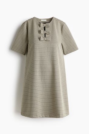 H&M MAMA Etuikleid mit Zierschleifen - Beige/Kariert