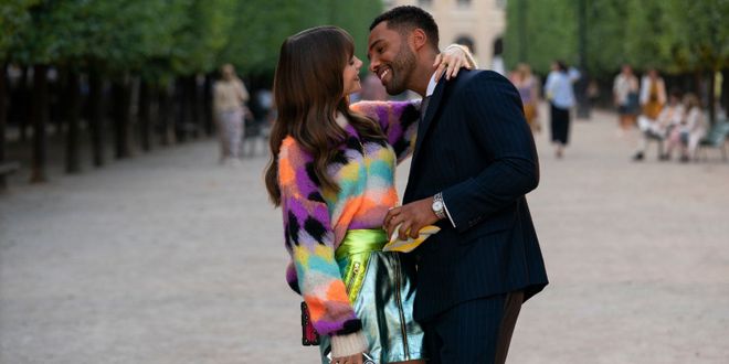 Emily und Alfie küssen sich in der dritten Staffel von Emily in Paris