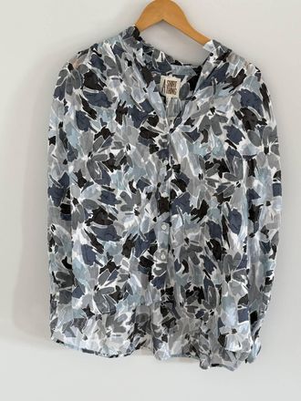 A Shirt Thing Womens Floral Jacquard Blouse In Mist