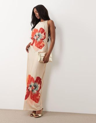 Vero Moda Vestito midi in raso oro pallido senza maniche con schiena scoperta e stampa a fiori oversize