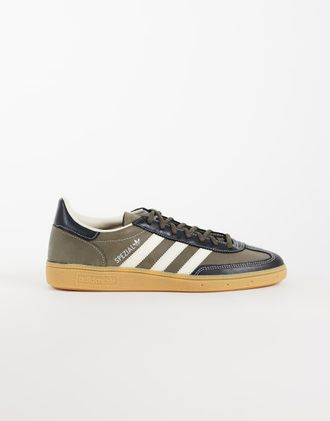 adidas Originals Handball Spezial sneakers grigie e crema con suola in gomma-Grigio