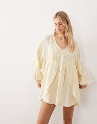 Asos Vestito grembiule corto con scollo a V giallo limone slavato-Nessun colore