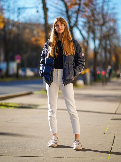 Streetstyle mit weißer Hose, Puffer Jacket und weißen Sneakers.