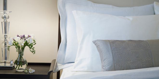 Foto von einem Bett, das wohlig auf gebettet ist.