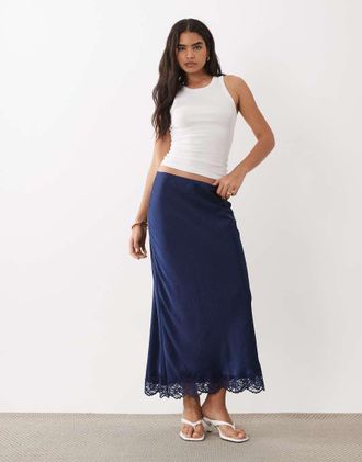 Abercrombie & Fitch Gonna lunga in raso blu navy con fondo in pizzo