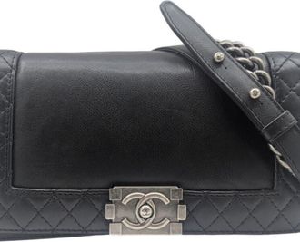 Chanel Boy Chanel Leather Shoulder Bag (Pre-Owned)