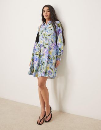 Vero Moda Vestito camicia corto blu a fiori con fondo vaporoso-Multicolore