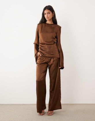 JW PEI Esclusiva JW PEI - Pantaloni a fondo ampio in raso color cioccolato in coordinato-Marrone