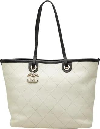 Chanel White Grained Calfskin Shoulder Bag Tote Bag (Pre-Owned)