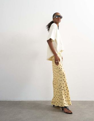 Topshop Gonna lunga in raso color latticello a pois con taglio asimmetrico-Giallo