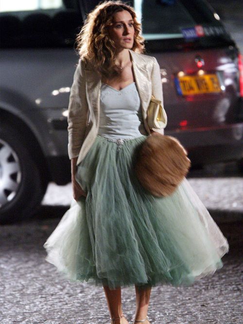 Sarah Jessica Parker in einem grünen Tüllrock mit Muff.