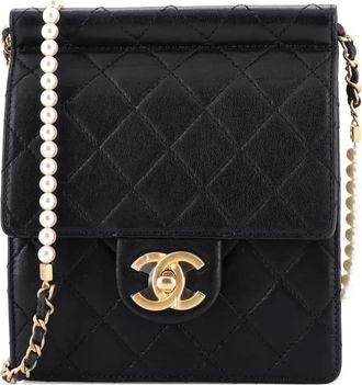 Chanel Borsa a spalla piccola in pelle di agnello trapuntata con battente e catena - Nero