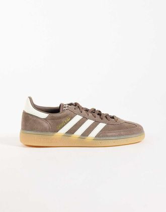 adidas Originals Handball Spezial sneakers marroni e bianche con dettagli alluncinetto-Marrone