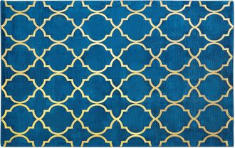 Beliani Alfombra Azul Con Patr&oacute;n De Tr&eacute;bol Dorado De Viscosa Y Algod&oacute;n 140 X 200 Cm Estilo Glam Moderno Yelki