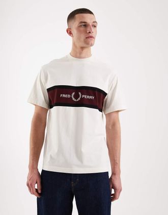 Fred Perry T-shirt &eacute;cru con pannello con logo ricamato-Neutro