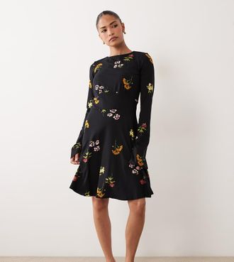 Nobody's Child Vestito skater corto nero a fiori con scollo a barchetta elasticizzato e maniche svasate