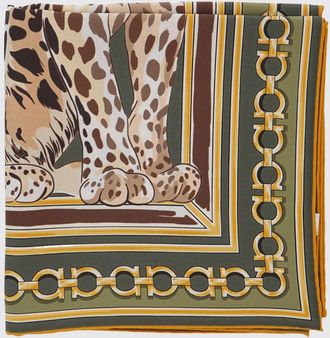 Ferragamo Foulard quadrato in pura seta con stampa animalier e logo Gancini