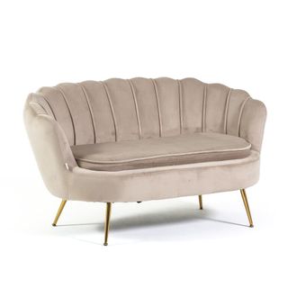 Siediti Fuori e Dentro Sof&aacute; concha de dos plazas en terciopelo beige con patas doradas