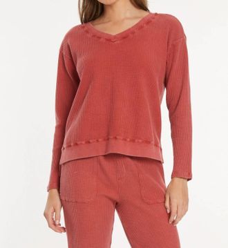 Mod-o-doc Open V-Neck Waffle Top In Spiced Cider