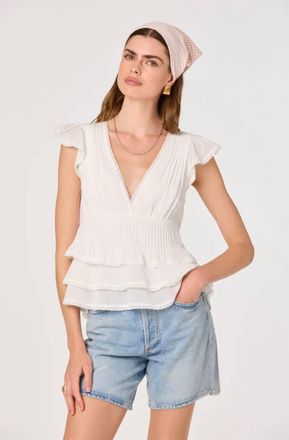 Astr Shanteria V-Neck Top In White