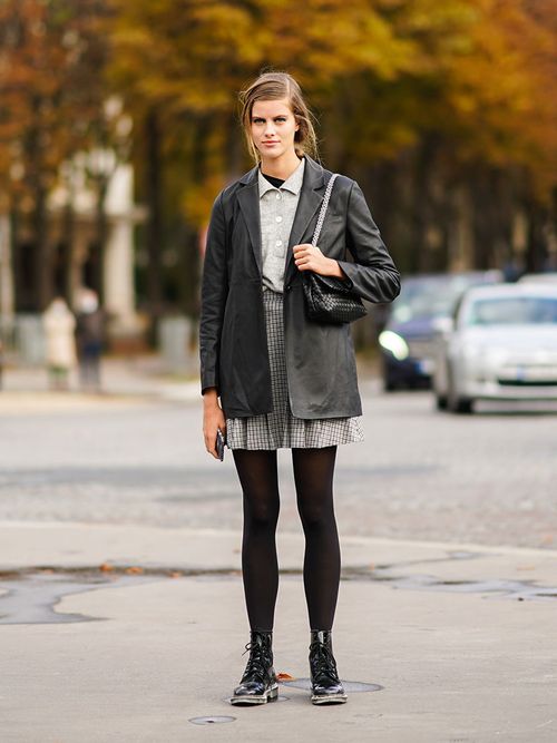 Streetstyle miteinem karierten Minirock und einem Lederblazer.
