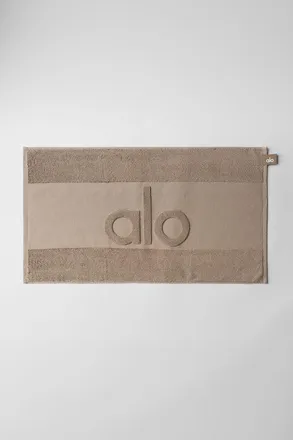 Alo | Keep It Cool Gym Towel in Gravel